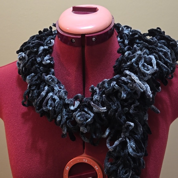 Black Loop Scarf - Picture 5 of 5